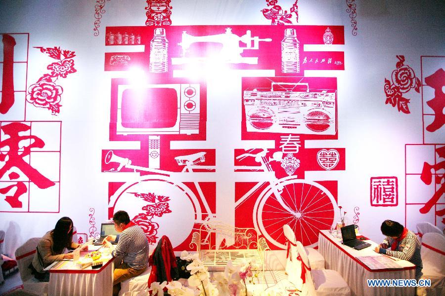Photo taken on March 16, 2013 shows an exhibition booth of the 2013 Xici Wedding Expo for Spring in Nanjing, capital of east China's Jiangsu Province. Most of the exhibitors possess both physical stores and online shops, attracting many net users to the expo which will last to March 17. (Xinhua/Yan Minhang)  