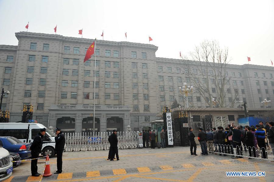 People line up to take photos of the name board of China Railway Corporation in Beijing, capital of China, March 17, 2013. The newly-founded China Railway Corporation hung out its name board on Sunday. (Xinhua/Chen Yehua)  