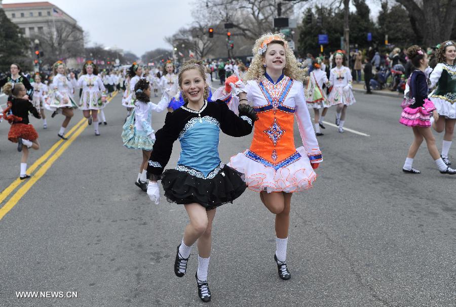 Revelers dance during the annual St. Patrick's Parade in Washington D.C., capital of the United States, March 17, 2013. (Xinhua/Zhang Jun)