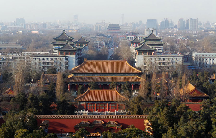 The top of Jing Hill Park gives visitors a bird's eye view of Gulou Avenue, located to the north of Beijing's central axis.(Photo/Xinhua)