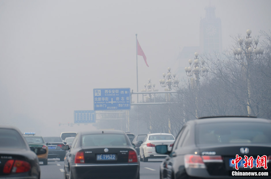 Vehicles run on a fog-shrouded road in Beijing, capital of China, March 17, 2013. Fog and smog blanketed Beijing on Sunday. (Photo/CNS)  