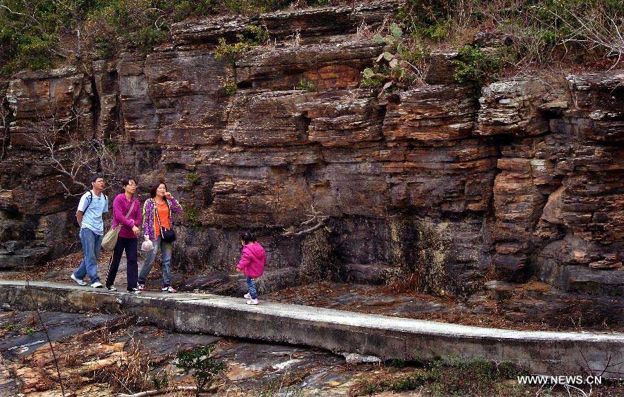 Tourists walk on a small path on the Tung Ping Chau island of south China's Hong Kong, March 17, 2013. Tung Ping Chau lies in the northeast corner of Hong Kong and is part of the Hong Kong Geopark. The island is home to shale rocks in various shapes which makes it a popular tourist attraction. (Xinhua/Chen Xiaowei)
