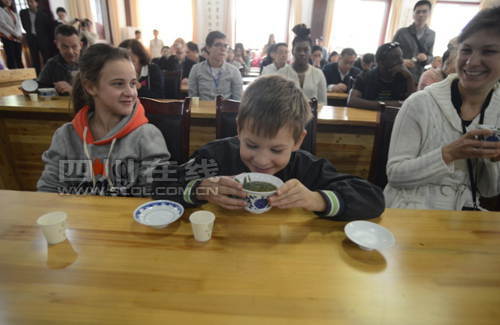 A foreign child tastes Chinese tea on the fourth China Tea Festival held Sunday in Pujiang County, Sichuan province. (Photo source: Scol.com.cn)