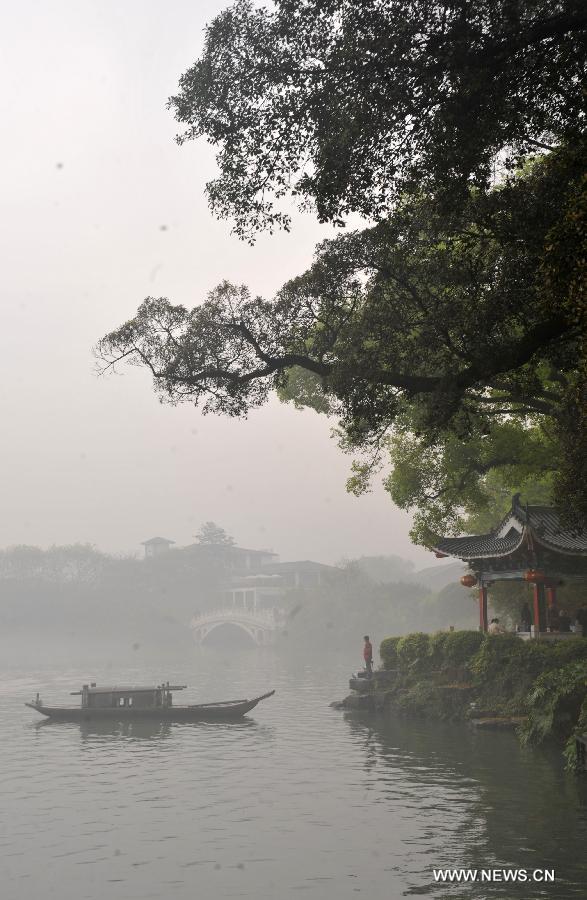 Photo taken on March 17, 2013 shows the fog scene of the Ronghu Lake in Guilin, southwest China's Guangxi Zhuang Autonomous Region. Guilin, a famous tourist resort, boasts of numerous cultural relics and various Karst land features. (Xinhua/Lu Bo'an)