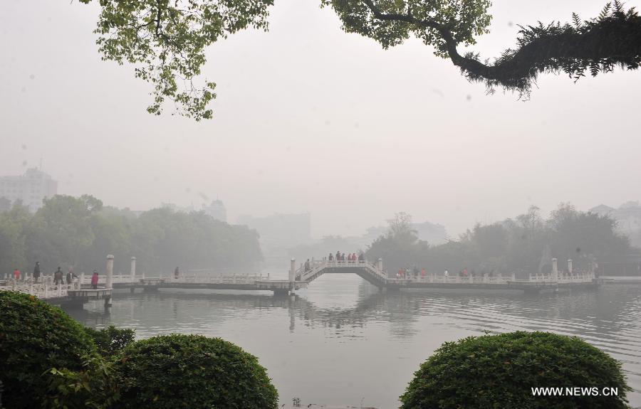 Photo taken on March 17, 2013 shows the fog scene of the Ronghu Lake in Guilin, southwest China's Guangxi Zhuang Autonomous Region. Guilin, a famous tourist resort, boasts of numerous cultural relics and various Karst land features. (Xinhua/Lu Bo'an)