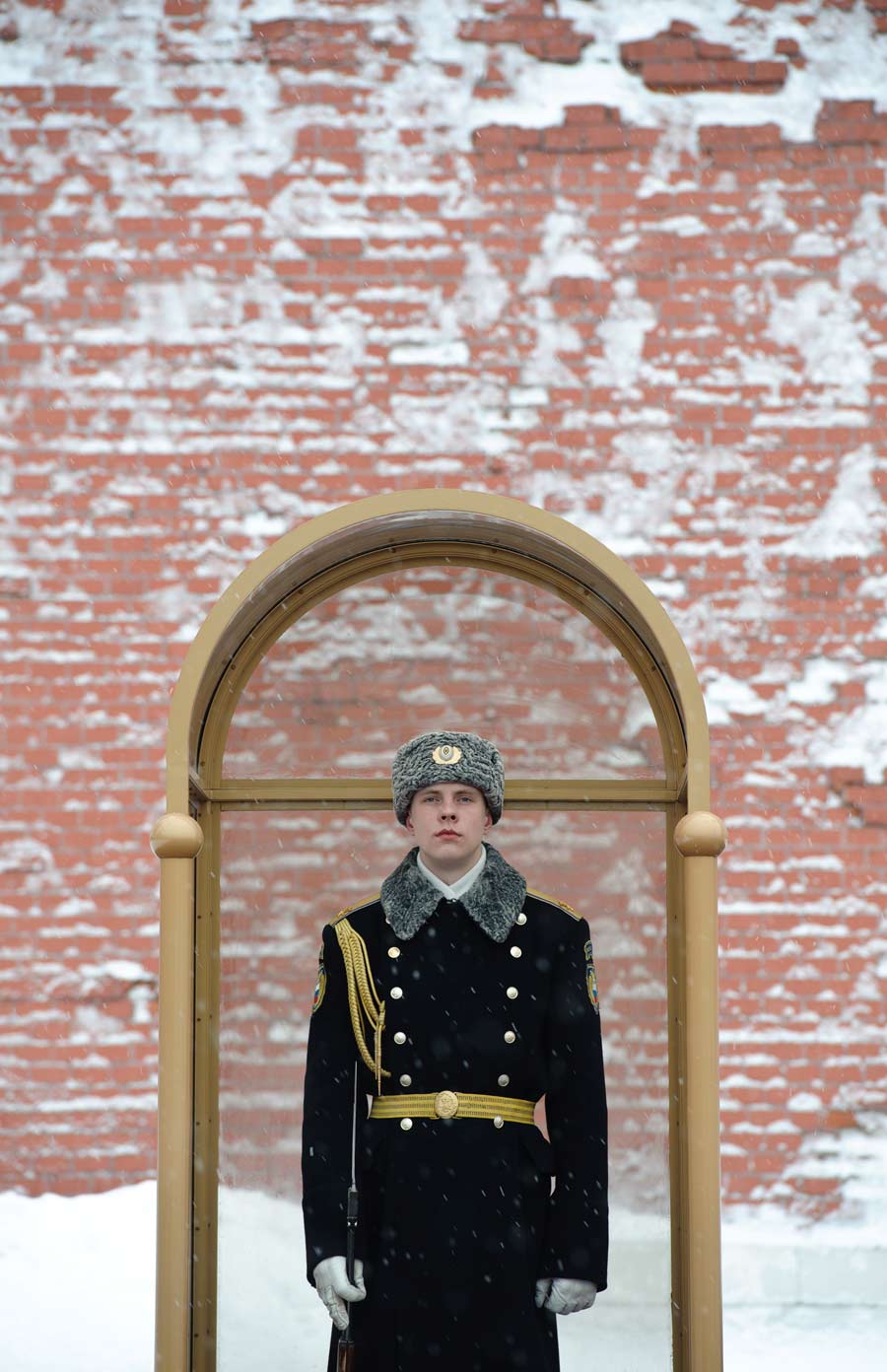 A guard stands outside the Kremlin Palace in Moscow, Russia, March 14, 2013. A rare heavy snowfall hit Moscow on Wednesday and Thursday, causing traffic jams and disturbing scheduled flights. (Xinhua/Jiang Kehong) 