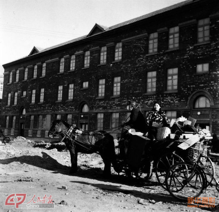 Worker Cai Qingquan and his wife move furniture into Worker Village by taking carriage on Dec. 18, 1952. (China Pictorial/Ru Suichu)