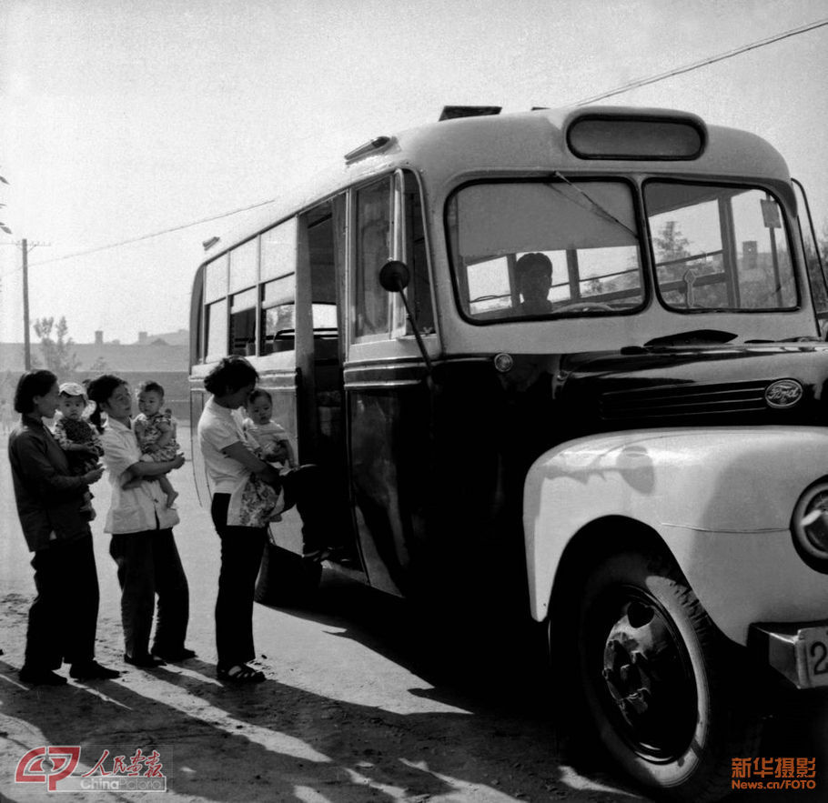 Special bus picks up female workers who were in the lactation. (China Pictorial/Ru Suichu)