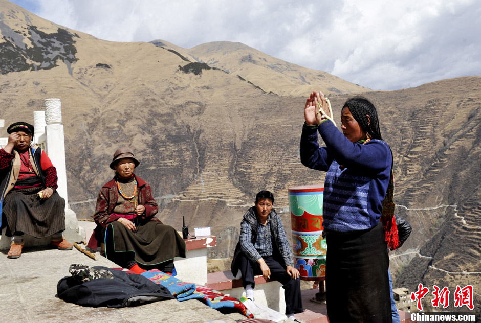 Tibetan Buddhism worshipers visit the Guanyin Temple in Jinchuan County, Aba Tibetan autonomous region, southwest China's Sichuan province, March 17, 2013. (Photo source: Chinanews.com/ An Yuan)