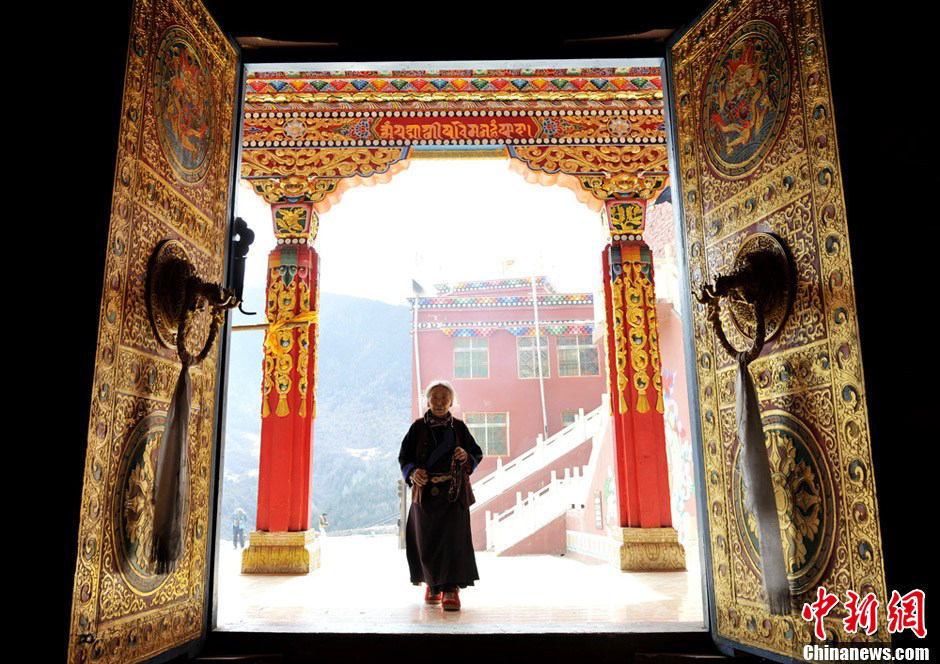 Tibetan Buddhism worshiper visits the Guanyin Temple in Jinchuan County, Aba Tibetan autonomous region, southwest China's Sichuan province, March 17, 2013. (Photo source: Chinanews.com/ An Yuan)