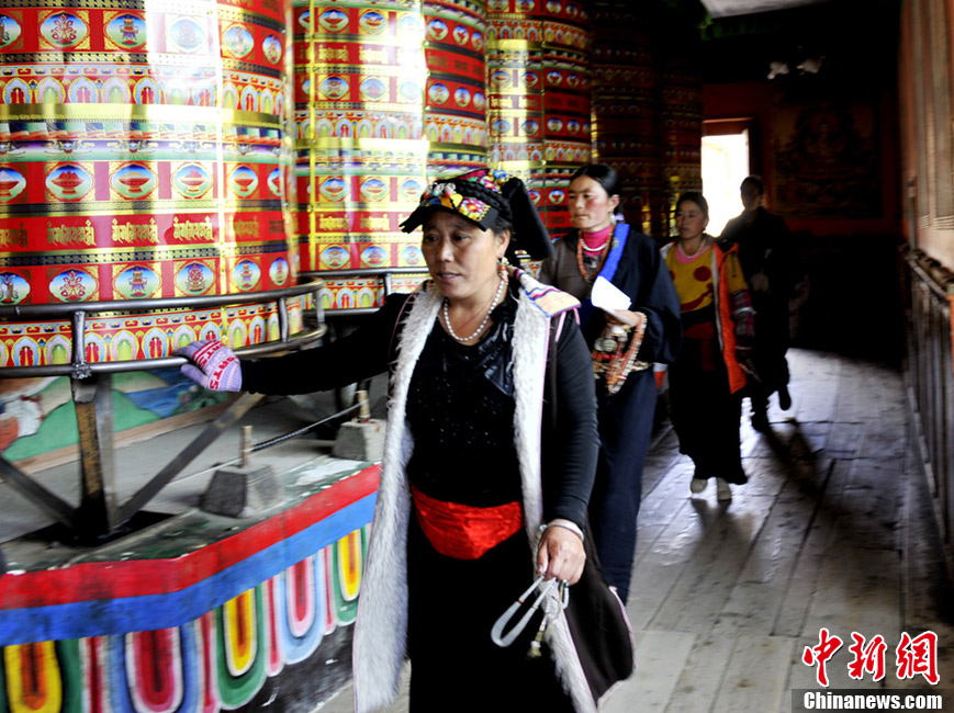 Tibetan Buddhism worshipers visit the Guanyin Temple in Jinchuan County, Aba Tibetan autonomous region, southwest China's Sichuan province, March 17, 2013. (Photo source: Chinanews.com/ An Yuan)