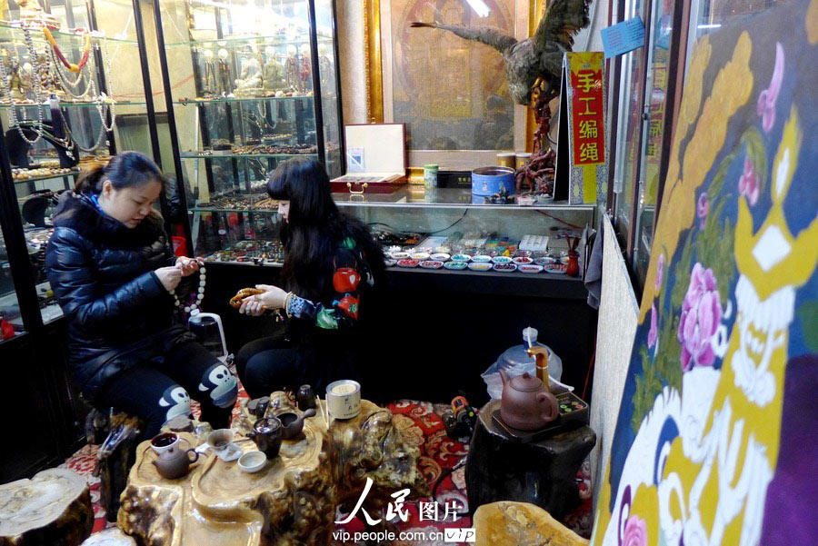 Li communicates with another enthusiast of prayer beards in her shop. (Zhao Jingdong/vip.people.com.cn)