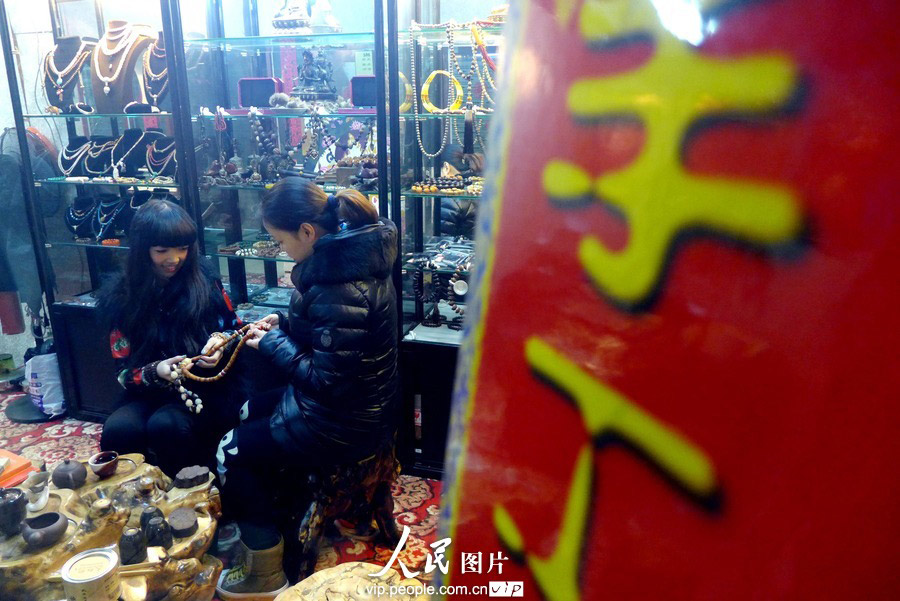 Li communicates with another enthusiast of prayer beards in her shop. (Zhao Jingdong/vip.people.com.cn)