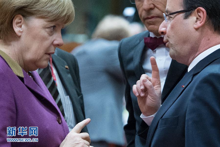 German Chancellor Angela Merkel chats with French President Francois Hollande (R) and Belgian Prime Minister Elio Di Rupo during a roundtable meeting at the EU Headquarters on March 15, 2013 in Brussels, on the second day of a two-day European Union leaders summit. EU leaders hold a second and final day of summit talks with attention turning to relations with Russia. (Xinhua /AFP)