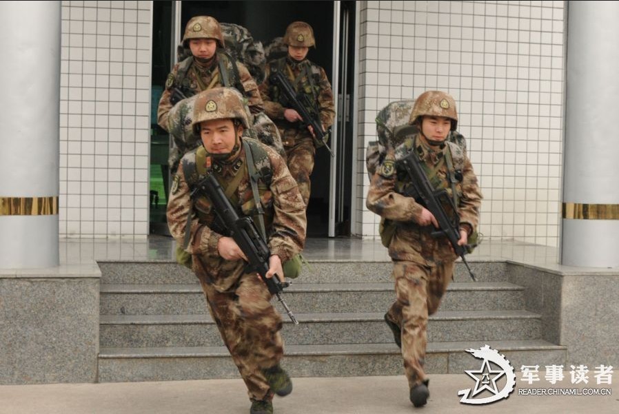 Officers and soldiers of a troop unit under the Lanzhou Military Area Command (MAC) of the Chinese People's Liberation Army (PLA) in an actual-combat readiness drill. (China Military Online/Yu Jinyuan, Yuan Hongyan)