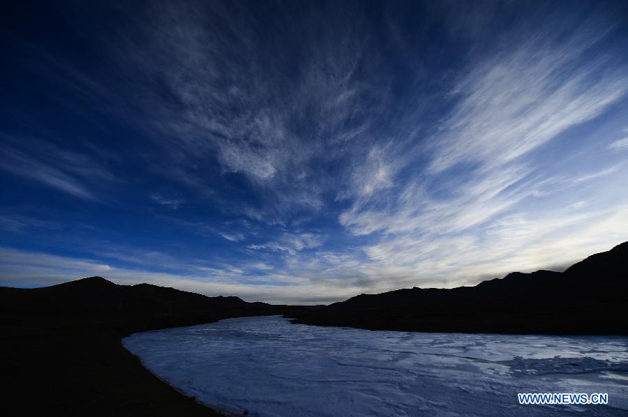 Photo taken on March 17, 2013 shows a river in dawn in the Tanggula Mountains, near the border between Qinghai Province and Tibet Autonomous Region in west China.(Xinhua/Wu Gang)
