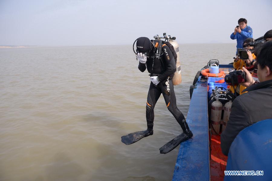 A frogman jump into the Laoyemiao water area of the Poyang Lake, east China's Jiangxi Province, March 18, 2013. Archaeologists discovered a sunk ship in the Laoyemiao area of the Poyang Lake, China's largest freshwater lake on Monday. The Laoyemiao area in the lake is often referred to as "China's Bermuda Triangle" because of the large number of boats that sank mysteriously in the area over the years. (Xinhua/Zhou Mi)
