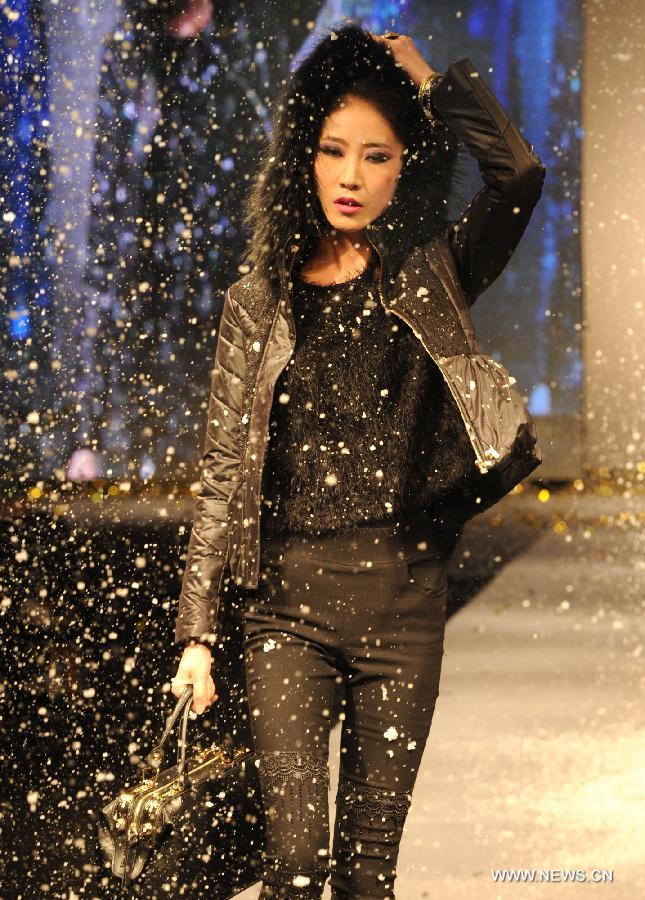 A model presents a creation during a wool warm wear fashion show in Xi'an, capital of northwest China's Shaanxi Province, March 18, 2013. (Xinhua/Tao Ming)