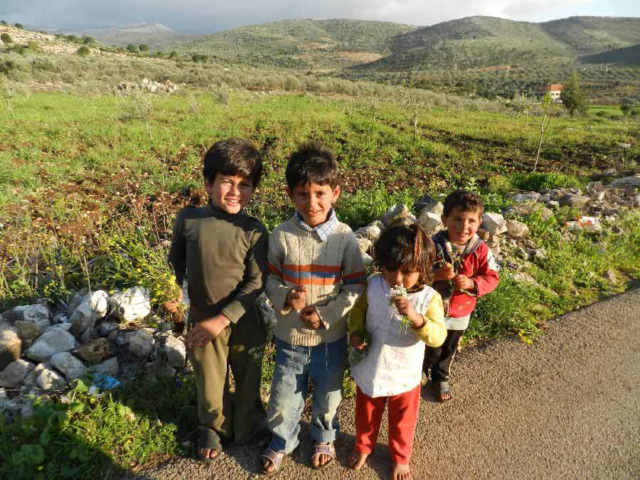 Syrian refugee children are seen at a town in south Lebanon, March 18, 2013. The UN High Commissioner for Refugees (UNHCR) said Friday that the number of Syrian refugees in Lebanon has reached to 357,000. (Xinhua)