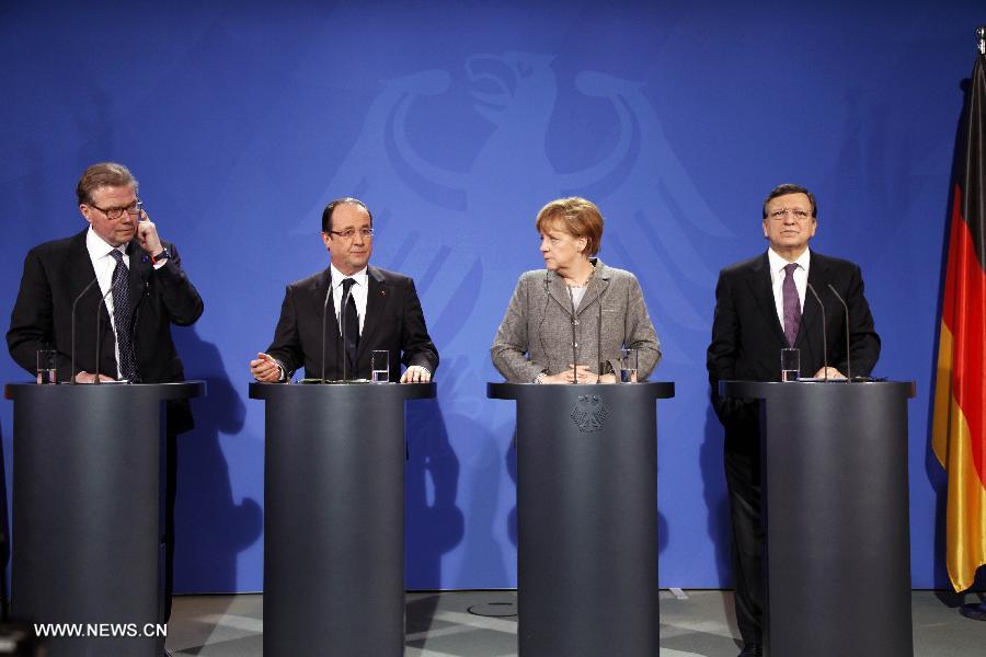 European Union Commission President Jose Manuel Barroso, German Chancellor Angela Merkel, French President Francois Hollande and CEO of Ericsson Leif Johansson (R-L) attend a joint press conference prior to the European Round Table of Industrialists, at the Chancellery in Berlin, Germany, March 18, 2013. The leaders of Germany, France and the European Union Commission pledged to boost growth and competitiveness of the European economy at a meeting on Monday in the German capital. (Xinhua/Pan Xu)