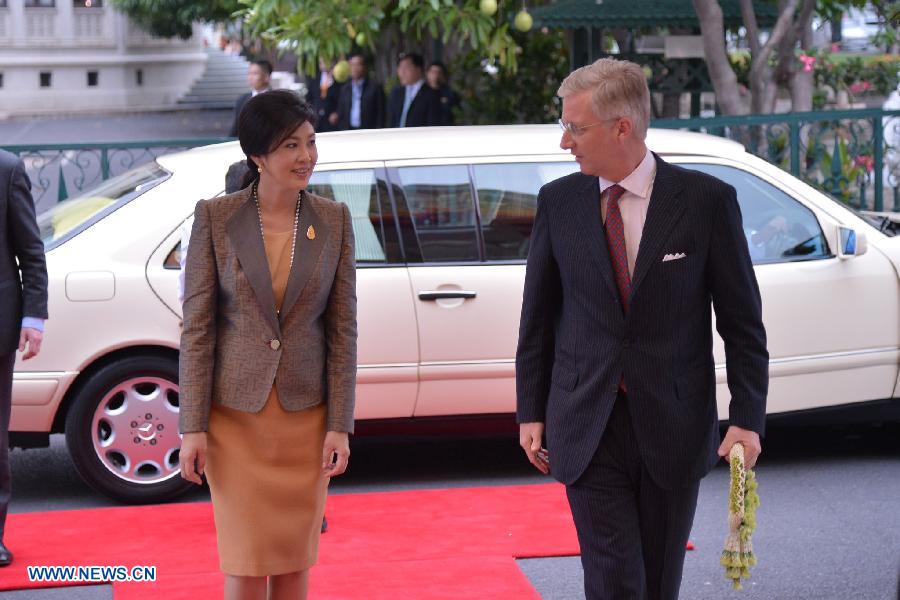 Thai Prime Minister Yingluck Shinawatra (L) walks with Belgian Crown Prince Philippe in Bangkok March 18, 2013. (Xinhua/Pool)