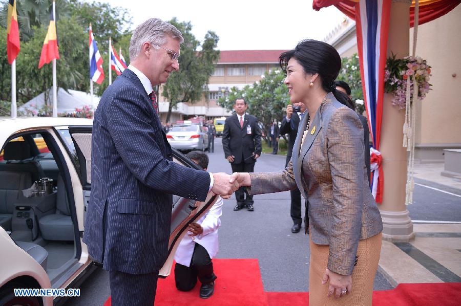 Thai Prime Minister Yingluck Shinawatra (R) shakes hands with Belgian Crown Prince Philippe in Bangkok March 18, 2013. (Xinhua/Pool)