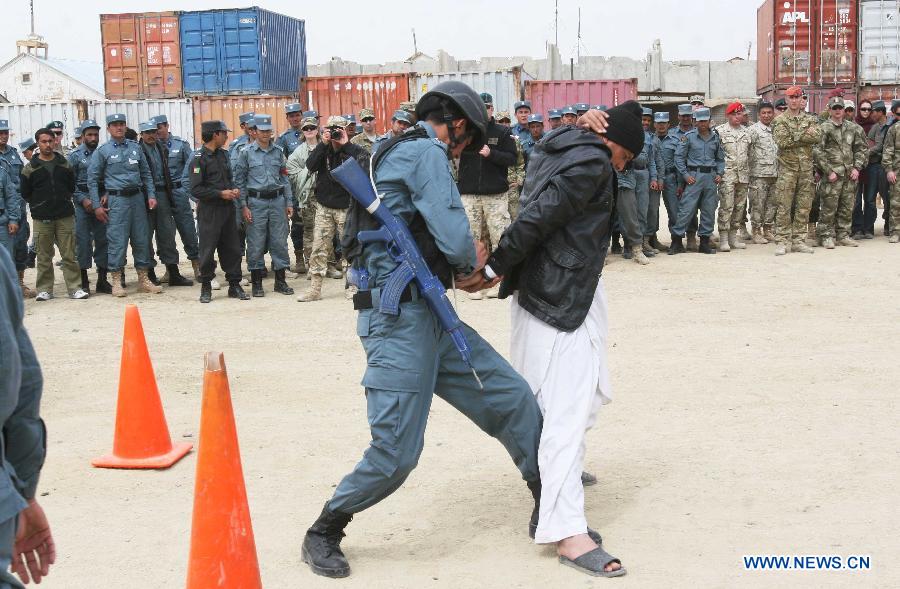 Afghan new policemen show their skills during their graduation ceremony in Ghazni province, east Afghanistan, March 19, 2013. A total of 150 new policemen graduated here Tuesday after four-month's training at Ghazni police academy, a police officer said. (Xinhua/Adeb)