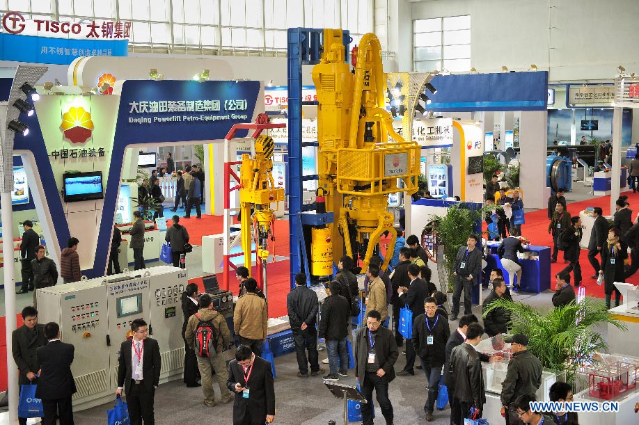 Visitors are seen at the 13th China International Petroleum & Petrochemical Technology and Equipment Exhibition (CIPPE) in Beijing, capital of China, March 19, 2013. Opened Tuesday at the New China International Exhibition Center, the three-day event attracted some 1,500 exhibitors from 62 countries and regions around the world. (Xinhua/Yang Guang) 