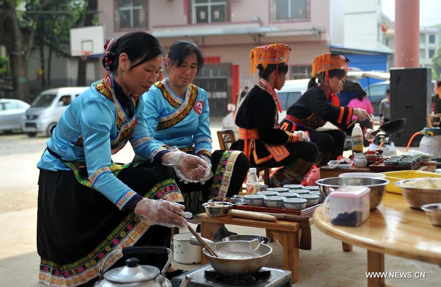 Competitors cook youcha, a traditional local appetizer, in Guanyang County of Guilin, southwest China's Guangxi Zhuang Autonomous Region, March 19, 2013. A youcha cooking competition was held here on Tuesday to show the diet culture. (Xinhua/Lu Boan)