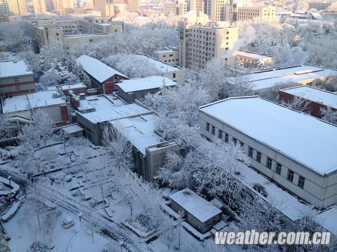 Buildings and streets are covered by thick snow, Beijing, March 20, 2013. A cold front brought rain and heavy snow to most parts of Beijing on Tuesday and temperature dropped dramatically below freezing at night, a sharp contrast to Monday which experienced a warm and comfortable early spring day. (Photo/weather.com.cn)