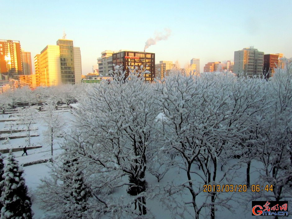 Buildings and streets are covered by thick snow, Beijing, March 20, 2013. A cold front brought rain and heavy snow to most parts of Beijing on Tuesday and temperature dropped dramatically below freezing at night, a sharp contrast to Monday which experienced a warm and comfortable early spring day. (Photo/GMW.cn)