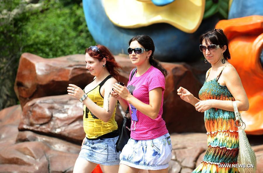 Russian tourists visit the Laohutan Ocean Park in Dalian of northeast China's Liaoning Province, July 4, 2010. The China-Russia cooperation in tourism has substantially progressed, which also has promoted bilateral understandings and exchange of culture in recent years. The Year of Chinese Tourism in Russia in 2013 will be inaugurated by Chinese President Xi Jinping when he visits Moscow later this month. (Xinhua/Ren Yong)