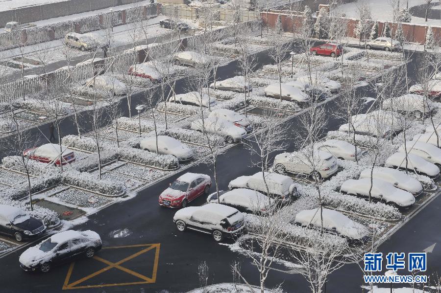 Buildings and streets are covered by thick snow, Beijing, March 20, 2013. A cold front brought rain and heavy snow to most parts of Beijing on Tuesday and temperature dropped dramatically below freezing at night, a sharp contrast to Monday which experienced a warm and comfortable early spring day. (Photo/Xinhua)