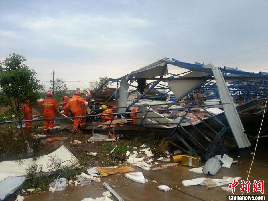 A powerful tornado that swept through a county in central China's Hunan Province caused collapses of electricity pylons and sheds, killing at least 3, according to local authorities, March 20, 2013. (Photo/Chinanews.com) 