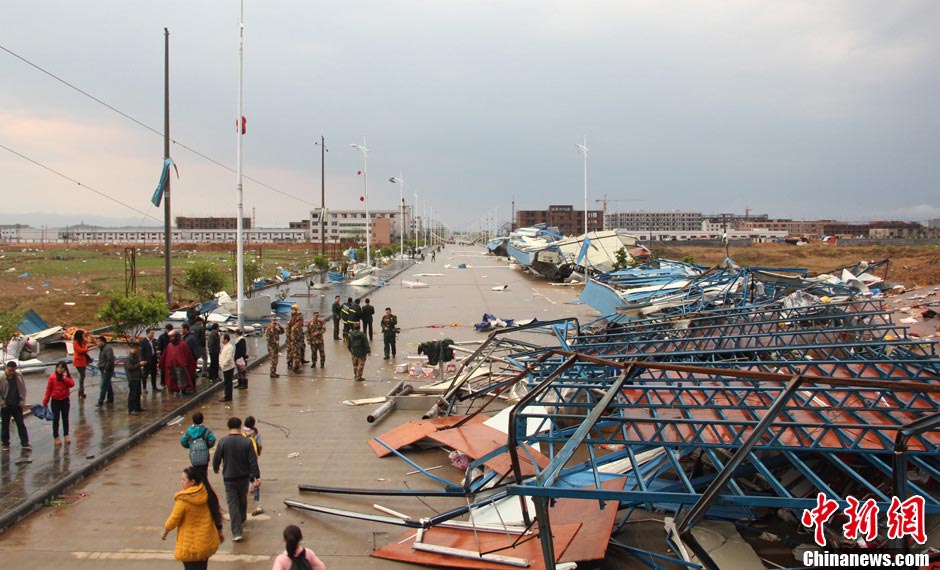 A powerful tornado that swept through a county in central China's Hunan Province caused collapses of electricity pylons and sheds, killing at least 3, according to local authorities, March 20, 2013. (Photo/Chinanews.com) 