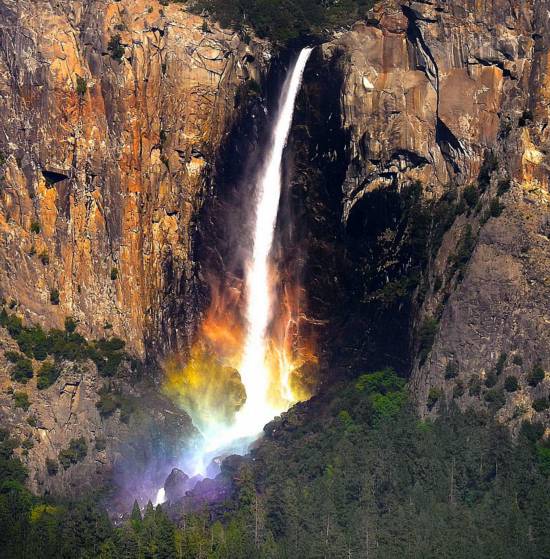 Spectacular rainbow captured accidentally in the United States National Park. The mists of meters high reflect the sunlight and form into the amazing rainbow.(file photo)