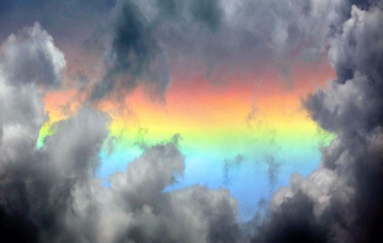 The rainbow in flames. A British photographer captured a rare rainbow on his way to Nepal.(file photo)