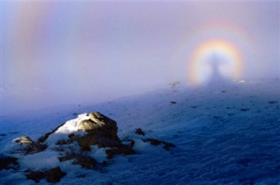 A photographer meets the “ghost” rainbow when hiking. Expert explained that it is a special optical phenomenon. When a person stands at a high altitude, his shadow will be projected behind the lower-altitude clouds, resulting in this phenomenon. The silhouette formed around like a rainbow comes from the droplets light diffraction.(file photo)
