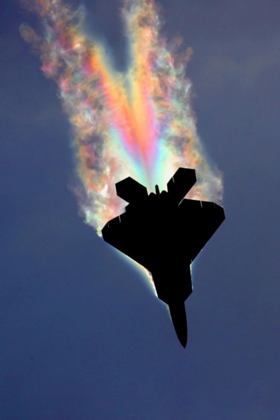 Singular rainbow snapped at the tail of the F-22 fighter by a US photographer. (file photo)