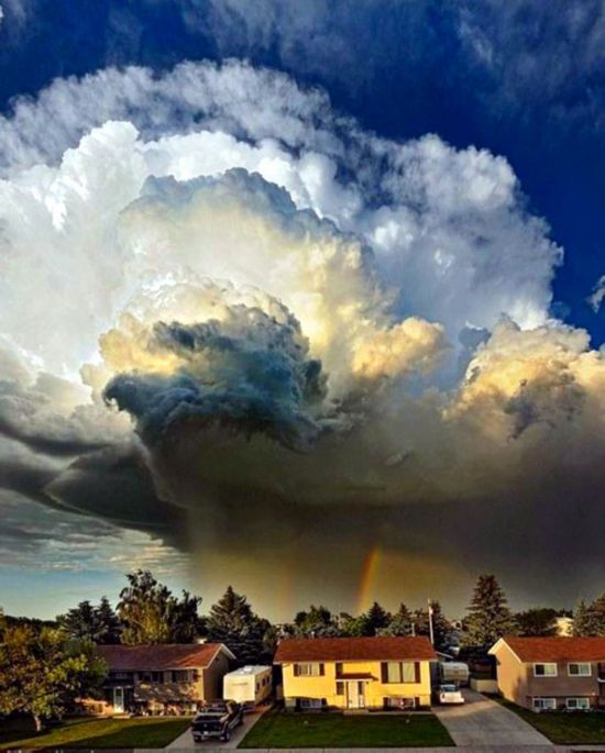 The rainbow comes out when a Canadian man is trying to take pictures of the tornado.(file photo)