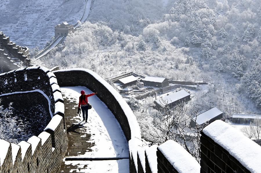 Snow covers the Huangyaguan Great Wall in Jixian County of Tianjin, north China, March 20, 2013. A snowfall hit the Jixian County from Tuesday afternoon to early Wednesday. (Xinhua/Wang Guangshan)