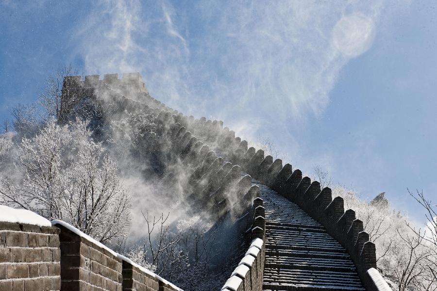 Snow covers the Huangyaguan Great Wall in Jixian County of Tianjin, north China, March 20, 2013. A snowfall hit the Jixian County from Tuesday afternoon to early Wednesday. (Xinhua/Wang Guangshan)