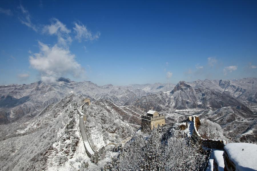 Snow covers the Huangyaguan Great Wall in Jixian County of Tianjin, north China, March 20, 2013. A snowfall hit the Jixian County from Tuesday afternoon to early Wednesday. (Xinhua/Wang Guangshan)