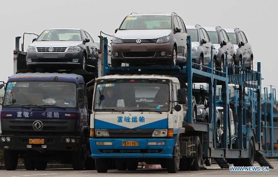 Trucks loaded with Volkswagen vehicles are seen at a parking lot in Shanghai, east China, March 20, 2013. German automaker Volkswagen has agreed to recall 384,181 vehicles with defective gearboxes in China, the country's quality watchdog said on Wednesday. (Xinhua/Ding Ting)
