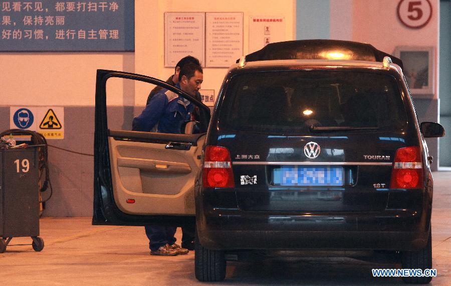 A maintenance worker chekcs a multi-purpose vehicle at a Volkswagen 4S shop in Shanghai, east China, March 20, 2013. German automaker Volkswagen has agreed to recall 384,181 vehicles with defective gearboxes in China, the country's quality watchdog said on Wednesday. (Xinhua/Ding Ting) 