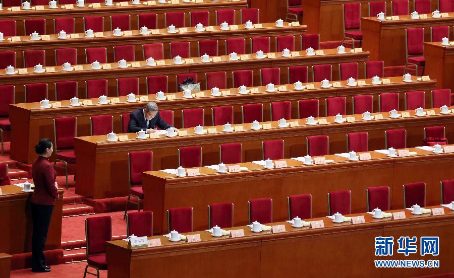 Economist Li Yining arrives early in the meeting hall. The first session of the 12th National Committee of the CPPCC opened at the Great Hall of the People in Beijing on March 3. (Xinhua/ Lan Hongguang)