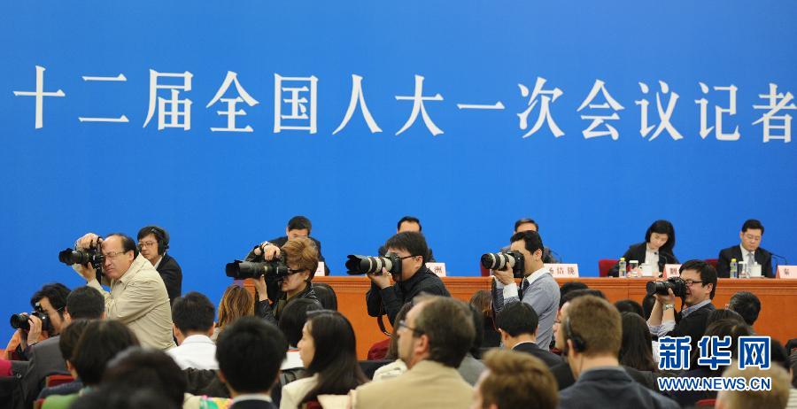 Photo shows journalists turning their lens towards a reporter who is asking questions to the then Chinese foreign minister Yang Jiechi at a press conference.  (Xinhua/ Xie Huanchi)
