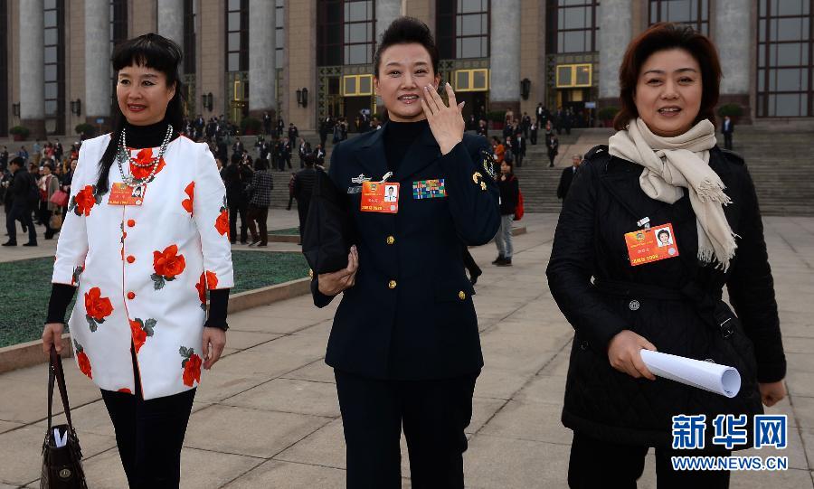 Photo taken on March 7 shows Chinese folk singer Song Zuying and other two female CPPCC members walking out of the Great Hall of the People. (Xinhua/ Jin Liangkuai)