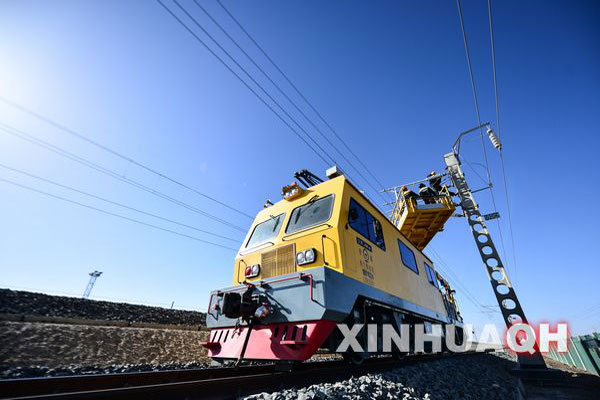 Chen Zhiqi and his colleagues were changing the insulators of overhead line system installed in the stretch of Qarhan Salt Lake of Qinghai Province, northwest China on March 14, 2013. [Photo/Xinhua] 