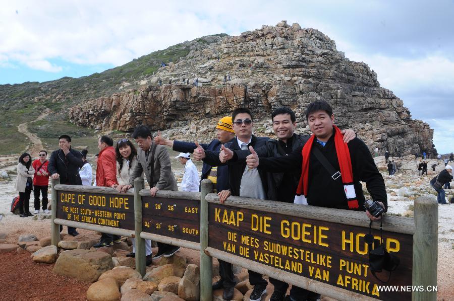 Chinese tourists pose for a group photo at Cape of Good Hope, a major tourist attraction in South Africa, June 15, 2010. Cultural and people-to-people exchanges have been reinforced between China and African countries over past decades, thus deepening mutual understanding and traditional friendship between the two peoples. Chinese President Xi Jinping will visit Tanzania, South Africa and the Republic of Congo later this month and attend the fifth BRICS summit on March 26-27 in Durban, South Africa. (Xinhua/Yang Lei) 